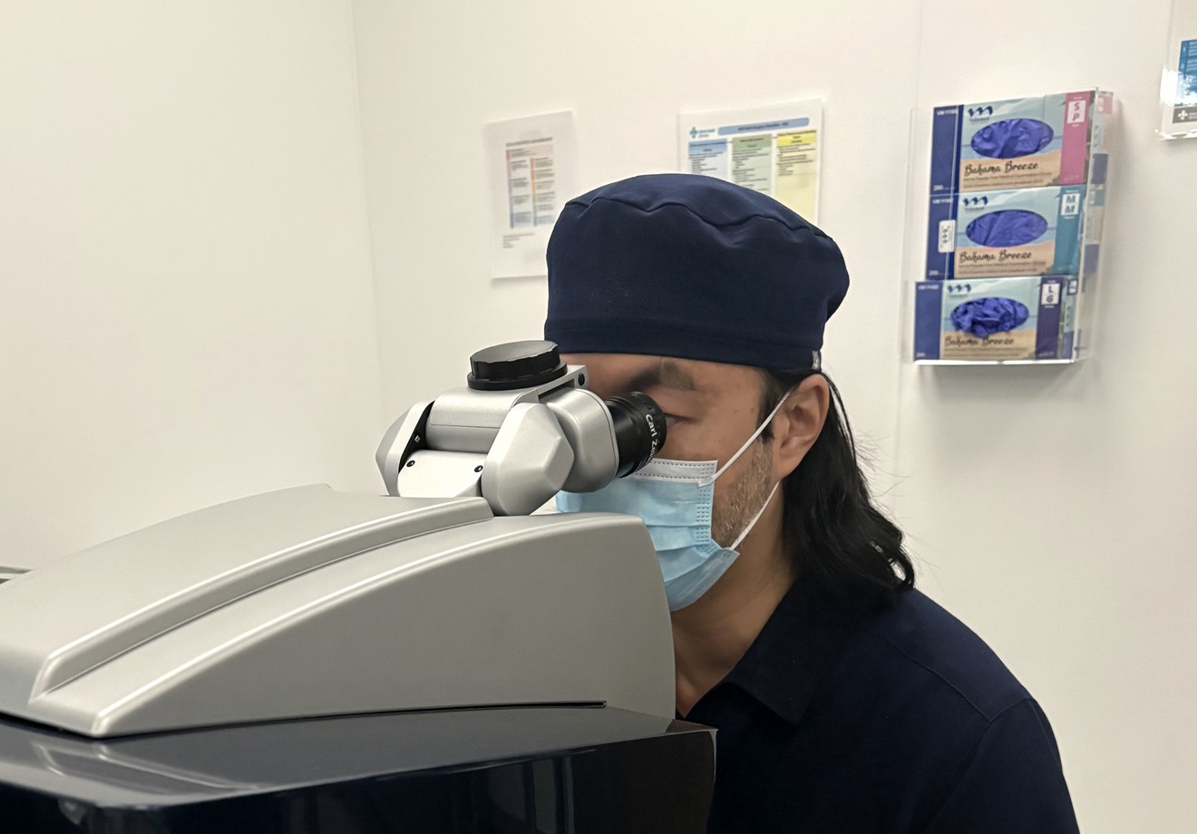 Dr. Ryan Yau performing laser eye surgery